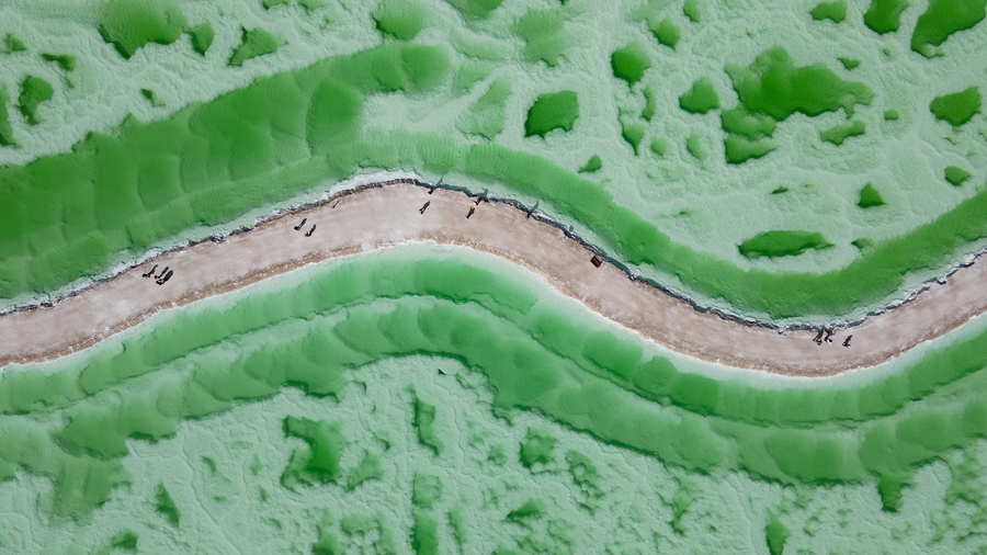 在茫崖翡翠湖，感受大自然神奇的色彩