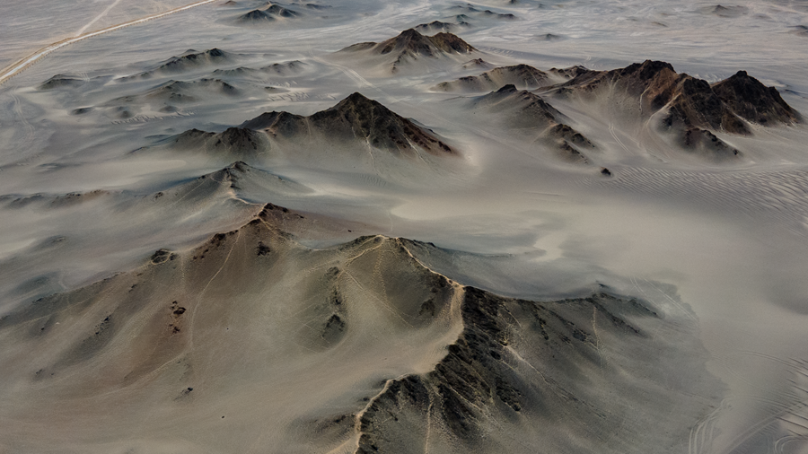在黑獨(dú)山，感受荒漠中的“水墨丹青”