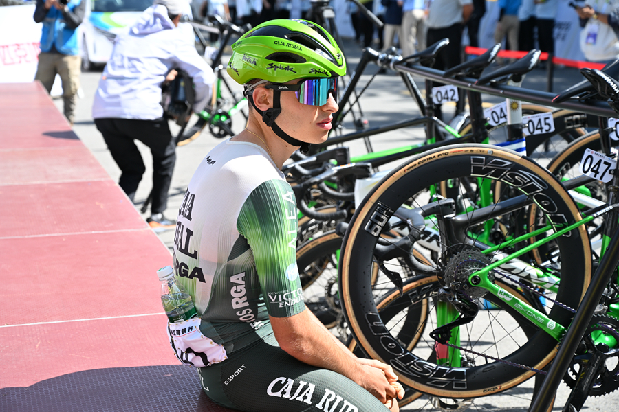 環(huán)青賽丨運(yùn)動(dòng)員從“冠軍搖籃”騎進(jìn)“彩虹之鄉(xiāng)”